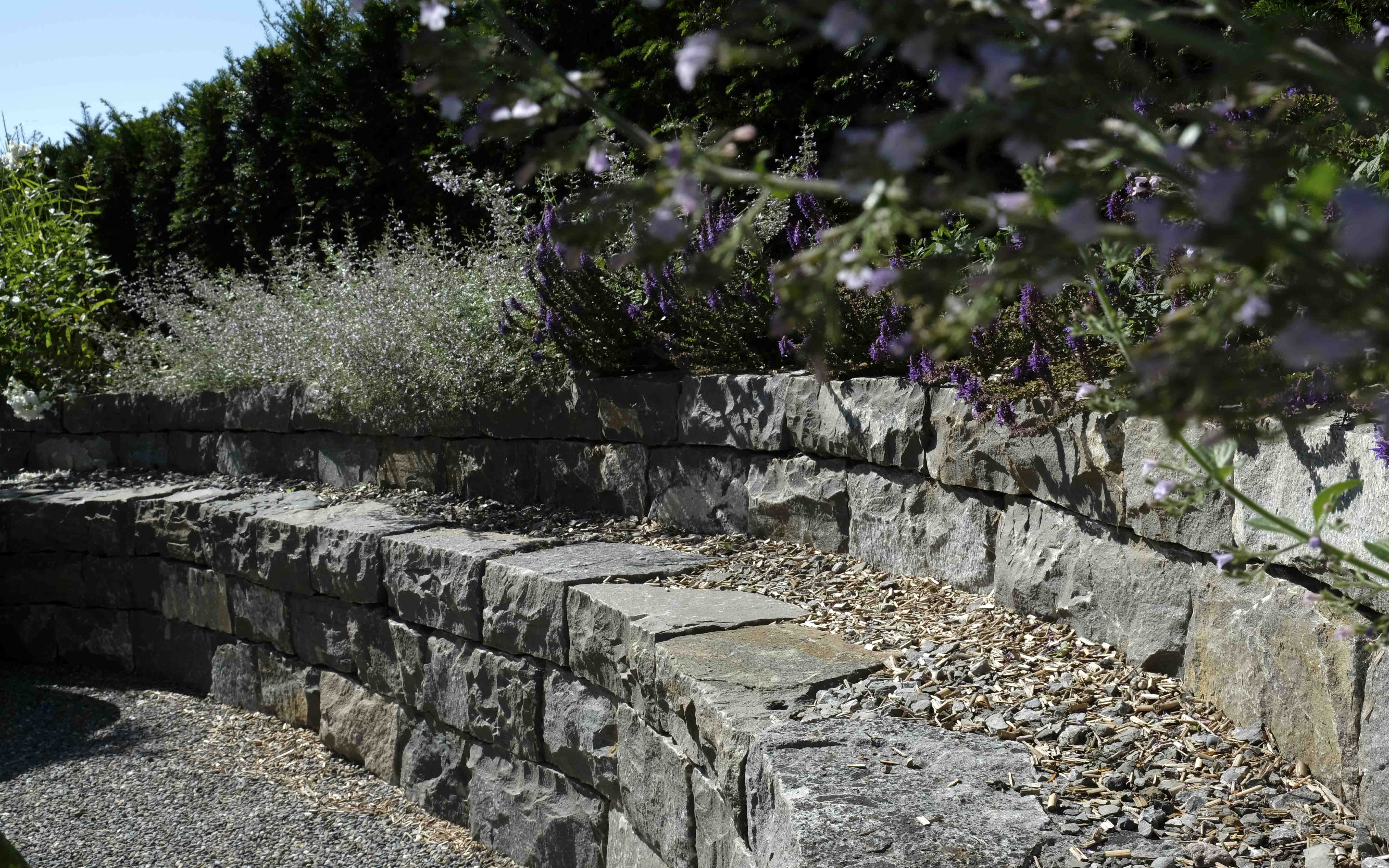 Meyer_Garten_Natursteinmauer